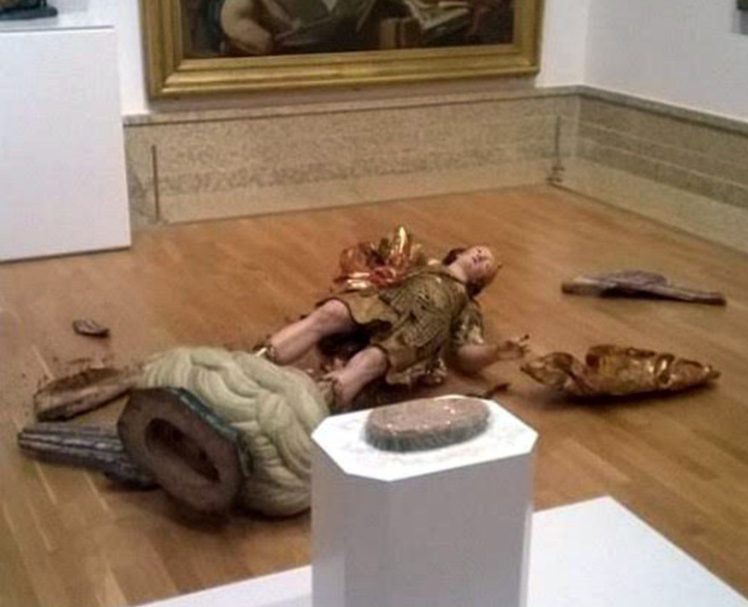 美術館 自撮り ドミノ