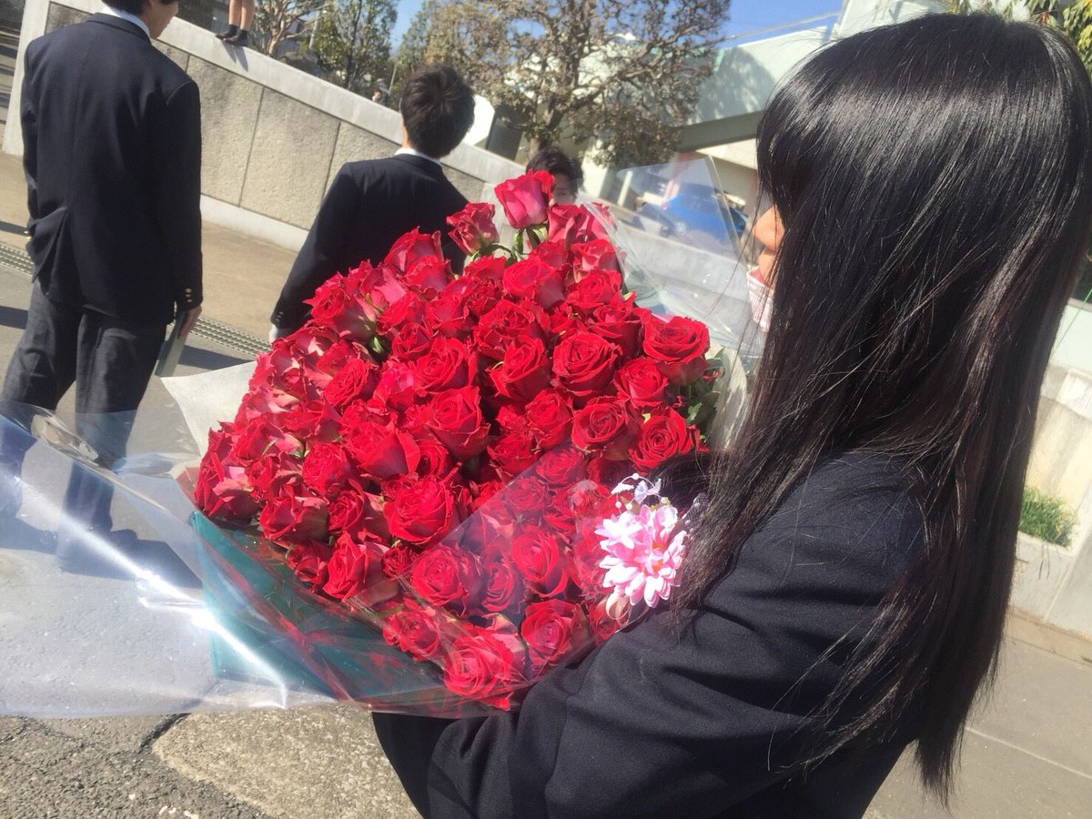 薔薇100本 卒業式にイマドキjkは彼氏から薔薇をもらう 花束の値段や込められた意味がすごかった Endia