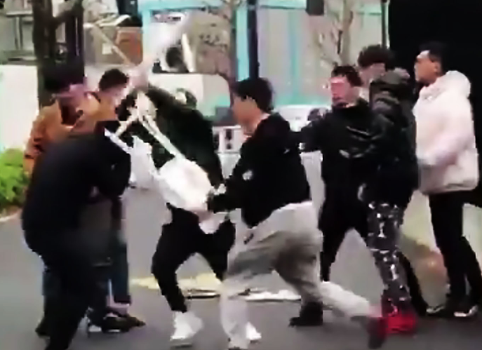 Supreme渋谷の並びで暴行事件 中国人がボンズ 警備会社 を袋叩きに 動画あり Endia